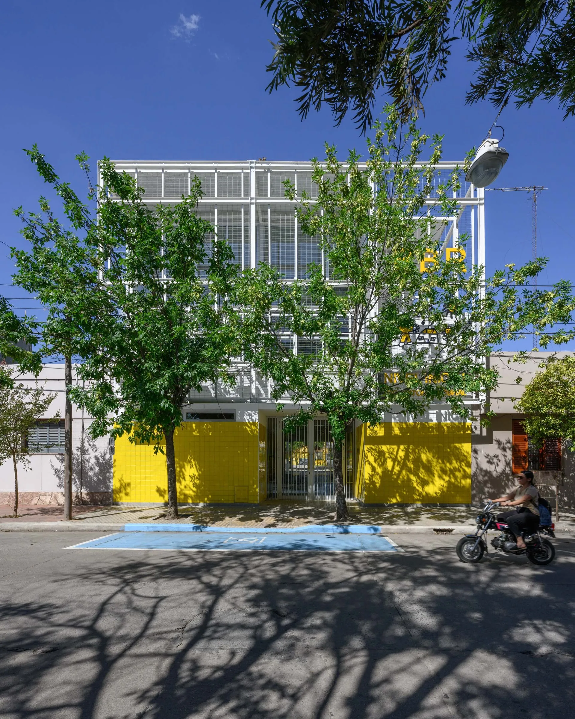 Nuevo acceso al Jardín Dr. Antonio Sobral, vista del edificio